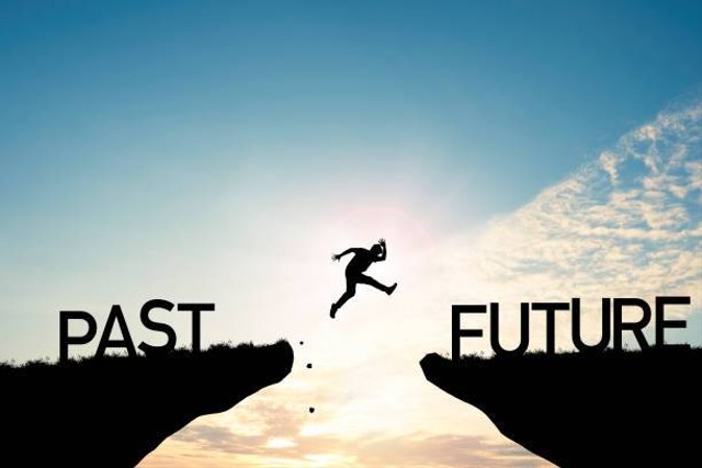 https://media.istockphoto.com/id/1295289697/id/foto/lanjutkan-dan-terus-perbaiki-konsep-manusia-siluet-melompat-di-tebing-dari-masa-lalu-ke-masa.jpg?s=612x612&w=0&k=20&c=aqwFSmiYS2sazAvyhjp3faKKI7ygZu1H1GFa9x_aJnU=