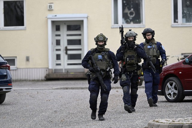 Polisi berjaga usai penembakan di sekolah komprehensif Viertola di Vantaa, Finlandia, Selasa (2/4/2024). Foto: Lehtikuva/Markku Ulander via REUTERS