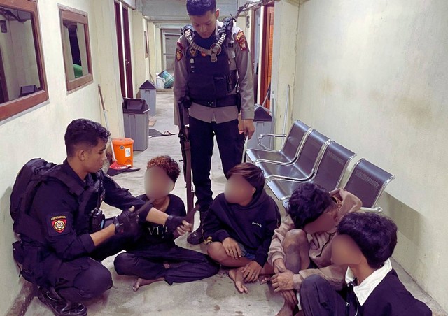 Polisi mengamankan empat pemuda yang hendak tawuran di Kubu Raya. Foto: Dok. Polres Kubu Raya
