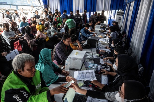 Peserta program mudik motor gratis (Motis) Lebaran 2024 (kiri) melakukan verifikasi data di kawasan Stasiun Jakarta Gudang, Kampung Bandan, Jakarta, Selasa (2/4/2024). Foto: Aprillio Akbar/ANTARA FOTO