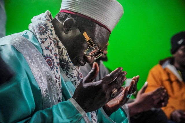 Imam Omar Niass memimpin salat magrib bersama sebagian besar pendatang asal Senegal, sebelum berbuka puasa Ramadhan dan menyajikan jamuan makan malam berbuka puasa di Masjid Ansaru-Deen Bronx, New York Jumat (15/3/2024). Foto: Bebeto Matthews/AP Photo