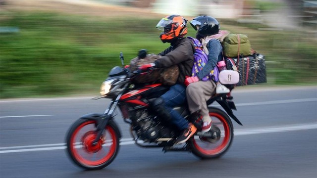 Pemudik motor melintasi Jalan Raya Bandung. Foto: ANTARA FOTO/Raisan Al Farisi