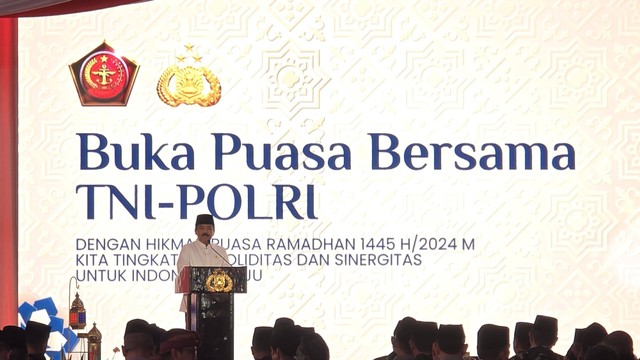 Menko Polhukam Hadi Tjahjanto dalam acara Buka Puasa Bersama TNI-Polri di Lapangan Bhayangkara, Jakarta Selatan, Selasa (2/4/2024). Foto: Jonathan Devin/kumparan