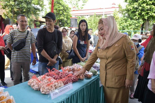 Wali Kota Semarang, Hevearita Gunaryanti Rahayu saat meninjau pasar murah. Foto: Dok. Istimewa