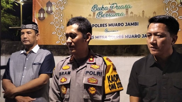 Kapolres Mauro Jambi AKBP Wahyu Bram (tengah). Foto: kumparan