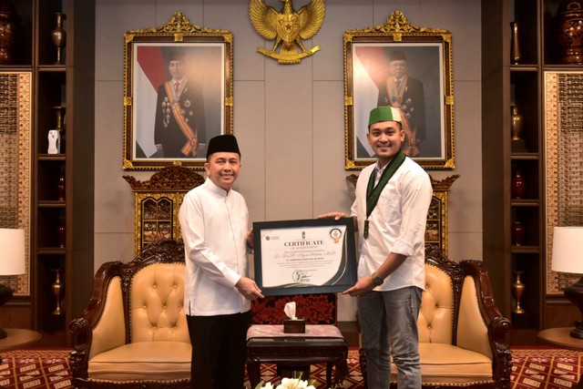 Pj Gubernur Sumsel Agus Fatoni saat menerima penghargaan dari Badko HMI Sumbagsel di Griya Agung Palembang, Foto : Humas Pemprov Sumsel