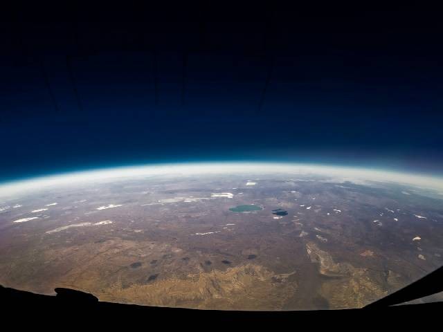 Ilustrasi urutan lapisan atmosfer dari yang paling dekat dengan bumi. Sumber: unsplash.com/RichardGatley.