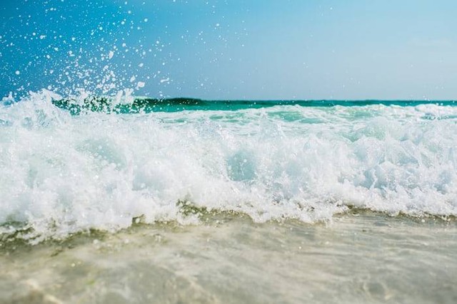 Pantai di Nusa Lembongan (Foto hanya ilustrasi, bukan tempat sebenarnya) Sumber: unsplash.com/ Ian Schneider