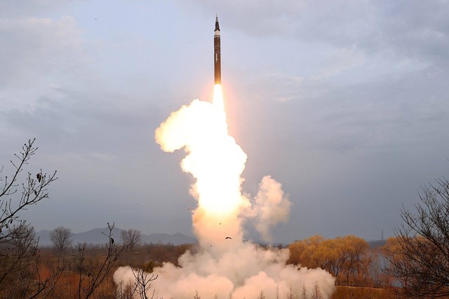 Sebuah rudal diluncurkan, ketika media pemerintah melaporkan Korea Utara melakukan uji coba rudal hipersonik berbahan bakar padat jarak menengah dan jauh, di lokasi yang tidak diketahui di Korea Utara, Selasa (2/4/2024) Foto: Kantor Berita Pusat Korea (KCNA)/Reuters