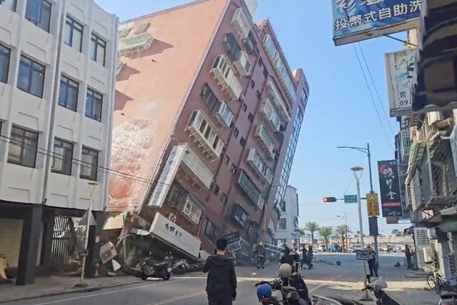 Dalam gambar yang diambil dari rekaman video yang ditayangkan TVBS, terlihat bangunan yang runtuh sebagian di Hualien, Taiwan timur pada Rabu, (3/4/2024) Foto: TVBS/AP