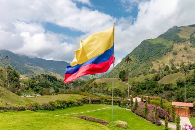 Bendera Kolombia di taman nasional. Sumber: Pixabay/ Edafoto