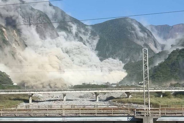 Pemandangan tanah longsor setelah gempa bumi melanda lepas pantai timur Taiwan, menurut Administrasi Cuaca Pusat Taiwan, di Xiulin, Hualien, Taiwan, (3/4/2024). Foto: Tutuloveeat/via REUTERS