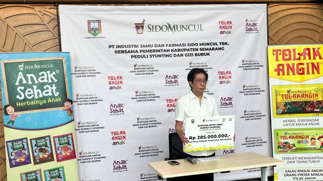 Sido Muncul memberikan bantuan Rp 285 juta kepada 95 anak suspect stunting di Semarang. Foto: Nada Meita / kumparan