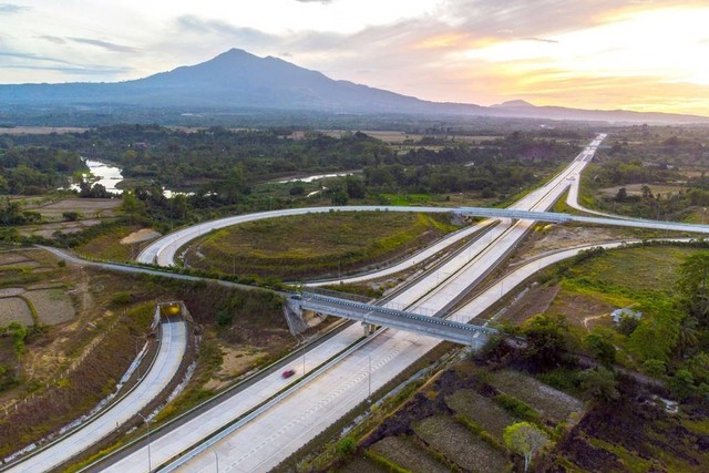 Jalan Tol Sigli-Banda Aceh yang membentang sejauh 74,1 km dan menghubungkan wilayah-wilayah di Provinsi Aceh dibangun menggunakan semen UltraPro dari SIG. Foto: Semen Indonesia