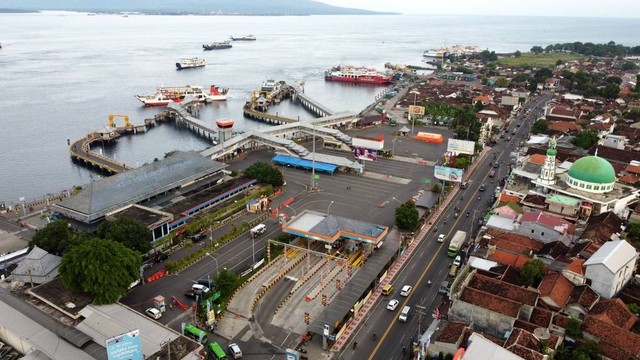 Foto udara suasana Pelabuhan Ketapang di Banyuwangi, Jawa Timur, Selasa (26/4/2022). Foto: Budi Candra Setya/Antara Foto