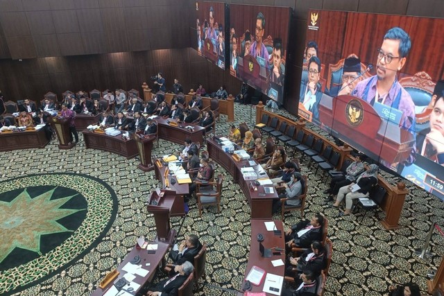 Andre Putra Hermawan, Pusdatin KPU memberikan keterangan dalam sidang Sengketa Pilpres 2024 di Mahkamah Konstitusi, Rabu (3/4).  Foto: Hedi/kumparan