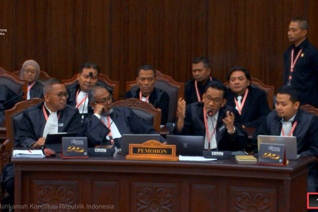 Tim Hukum AMIN, Bambang Widjojanto dan Refly Harun saat sidang di Mahkamah Konstitusi, Rabu, (3/4/2024) Foto: Dok Screenshoot Youtube Mahkamah Konstitusi