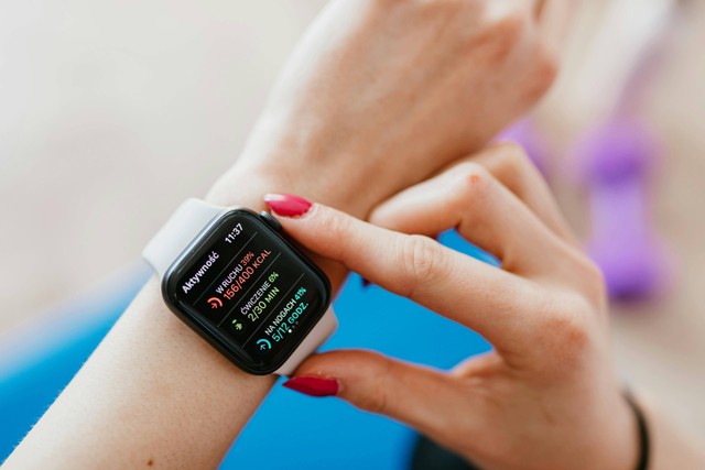 Ilustrasi smartwatch yang ada NFC. Foto: Pexels.com