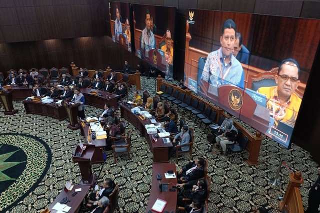 Ahli Bawaslu Prof. Muhammad Al-Hamid, guru besar Fakultas Ilmu Politik dan Ilmu Sosial Universitas Hasanuddin, dalam sidang lanjutan Sengketa Pilpres 2024 di MK, Rabu (3/4) Foto: Hedi/kumparan