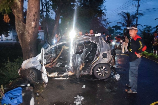 Mobil yang terbakar usai tabrak pohon, Rabu (3/4/2024). Foto: Dok. Istimewa