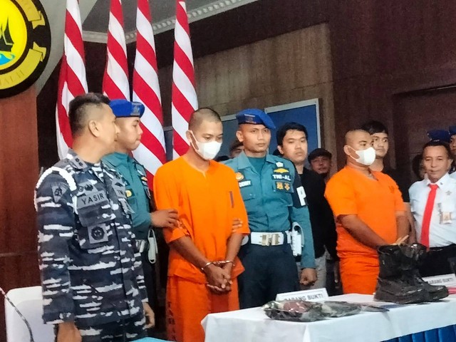 Serda Adan dan M. Alvin tersangka pembunuh Casis Iwan (berbaju tahanan), Rabu (3/4/2024) Foto: Dok. kumparan