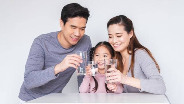 Ilustrasi keluarga minum air putih. Foto: Shutter Stock