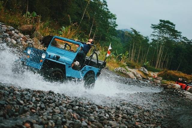 Daya Tarik Jeep Lava Tour Merapi. Foto hanya ilustrasi bukan tempat sebenarnya. Sumber foto: Unsplash.com/Rendy Novantino