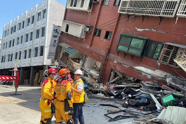 Petugas pemadam kebakaran bekerja di lokasi runtuhnya bangunan akibat gempa bumi di Hualien, Taiwan, Rabu (3/4/2024) Foto: Taiwan National Fire Agency/Reuters