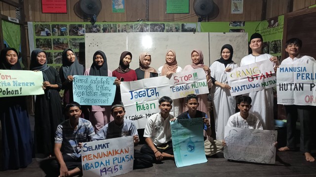 Pesan-pesan kampanye yang mereka tulis tentang pentingnya hutan bagi kehidupan. (Foto : Riduwan/Yayasan Palung).