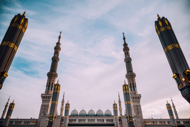Ilustrasi Zakat mal wajib dikeluarkan jika telah memenuhi syarat memiliki, sumber: unsplash/YasminArfaoui