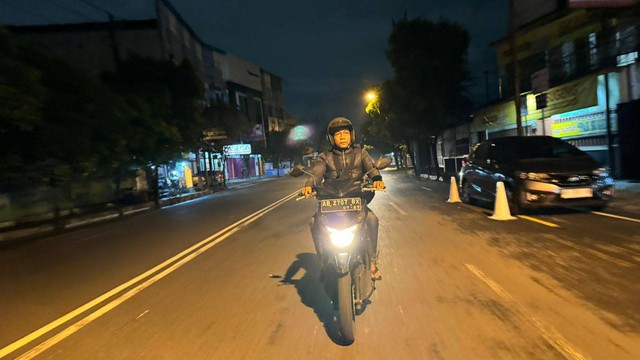 Momo Wikan, TikToker asal Jogja saat keliling jalanan Jogja pada malam hari. Foto: Arif UT/Pandangan Jogja