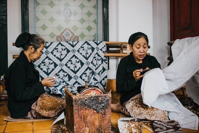 Ilustrasi panduan membuat batik indonesia. Foto: Camille Brismonte/Unsplash