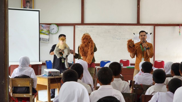 Saat menyampaikan cerita/ bertutur tentang kehidupan satwa dilindungi melalui media boneka (puppet show) kepada adik-adik di sekolah saat YP mengadakan ekspedisi PL di Seponti. (Foto : Simon Tampubolon/Yayasan Palung).