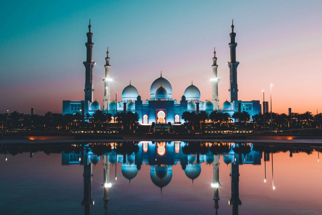 Ilustrasi Bacaan Takbir 5x Sholat Idul Fitri. Sumber: Unsplash/David Rodrigo