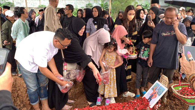 Iga Massardi di pemakaman sang ayah, Yudhistira Massardi, TPU Pedurenan, Bantar Gebang, Rabu (3/4/2024). Foto: Giovanni/kumparan