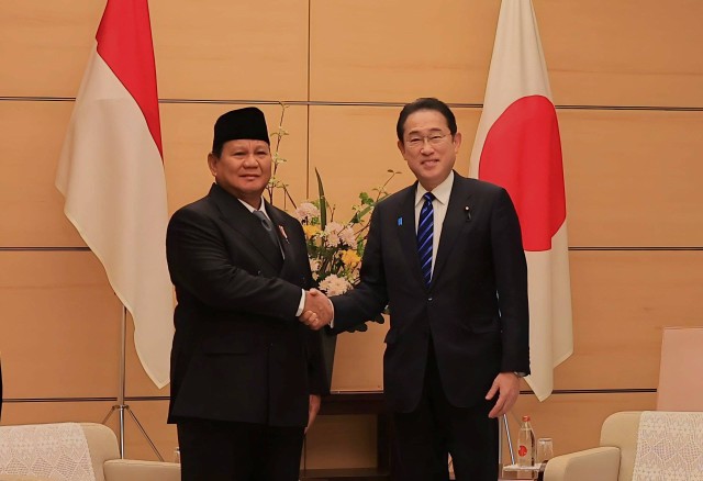 Prabowo Subianto menerima ucapan selamat dari Perdana Menteri Jepang Fumio Kishida. Doc: Tim Prabowo Foto: Dok Tim Prabowo