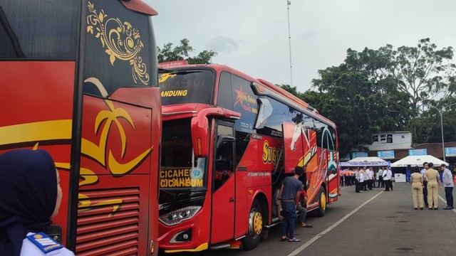 Kegiatan ramp check di Terminal Cicaheum, Kota Bandung, pada Rabu (3/4/2024). Foto: Rachmadi Rasyad/kumparan