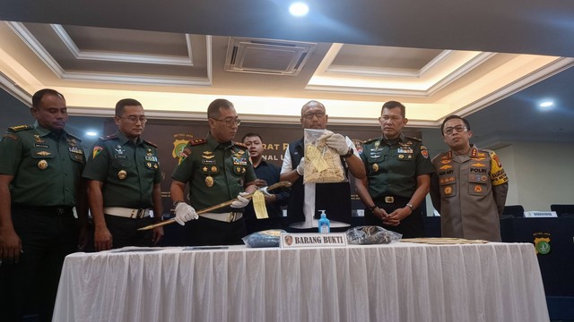 Konferensi pers pembunuhan anggota TNI AD oleh seorang warga sipil di Bekasi, Rabu (3/4/2024). Foto: Thomas Bosco/kumparan