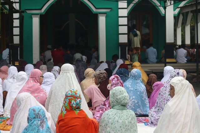 Ilustrasi Niat Sholat Idul Fitri Berjamaah, Sumber Unsplash Mufid Majnun