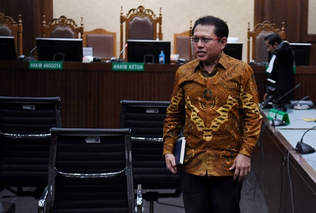 Terdakwa kasus dugaan suap dan gratifikasi pengurusan perkara di Mahkamah Agung (MA) Hasbi Hasan berjalan keluar usai menjalani sidang pembacaan putusan di Pengadilan Tipikor, Jakarta, Rabu (3/4/2024). Foto: Akbar Nugroho Gumay/ANTARA FOTO