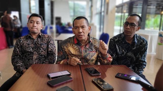 Kepala Penetapan Hak dan Pendaftaran Kantor Wilayah ATR/BPN Sulawesi Utara, Ahmad Muqim Haryono, memberikan keterangan terkait penerbitan sertifikat tanah elektronik.