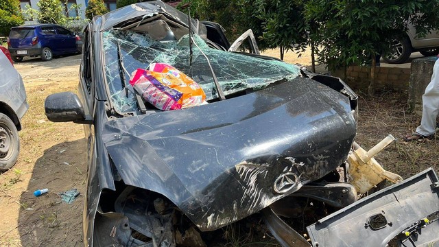 Kondisi mobil yang dikendarai Dwi Fatimahyen (29), dokter muda yang tewas saat kecelakaan tunggal di jalan lintas, Sekernan, Muaro Jambi. Foto: kumparan