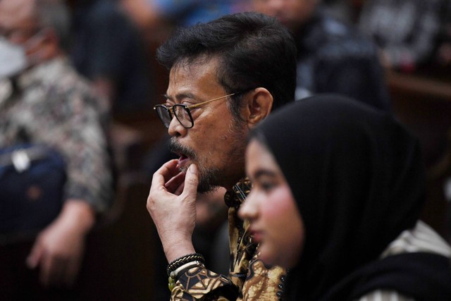 Terdakwa kasus pemerasan dan gratifikasi di Kementerian Pertanian, Syahrul Yasin Limpo (kiri), bersiap mengikuti sidang lanjutan di Pengadilan Tipikor, Jakarta, Rabu (3/4/2024). Foto: Akbar Nugroho Gumay/ANTARA FOTO