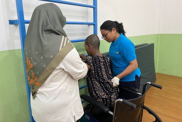 Terapis sedang melakukan fisioterapi di fasilitas Rumah Terapi di Sentra Terpadu Pangudi Luhur, Bekasi. Foto: Ainun Nabila/kumparan