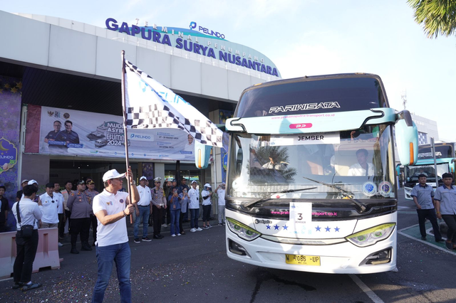 PT Pelindo Terminal Petikemas melepaskan peserta mudik gratis di Terminal Penumpang Gapura Surya Nusantara, Surabaya, Jawa Timur. Foto: Dok. Pelindo
