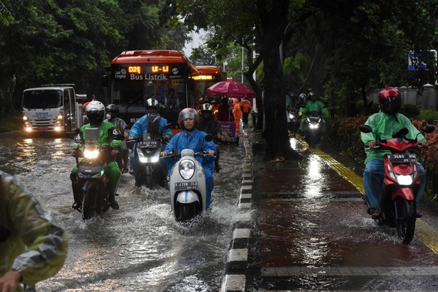 Sejumlah kendaraan menerabas genangan air di Jalan Lenteng Agung Raya, Jakarta, Rabu (3/4/2024). Foto: Indrianto Eko Suwarso/ANTARA FOTO