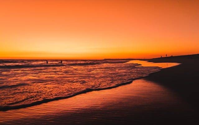 Pantai sunset di Jimbaran. Foto hanya ilustrasi, bukan tempat sebenarnya. Sumber: pexels.com