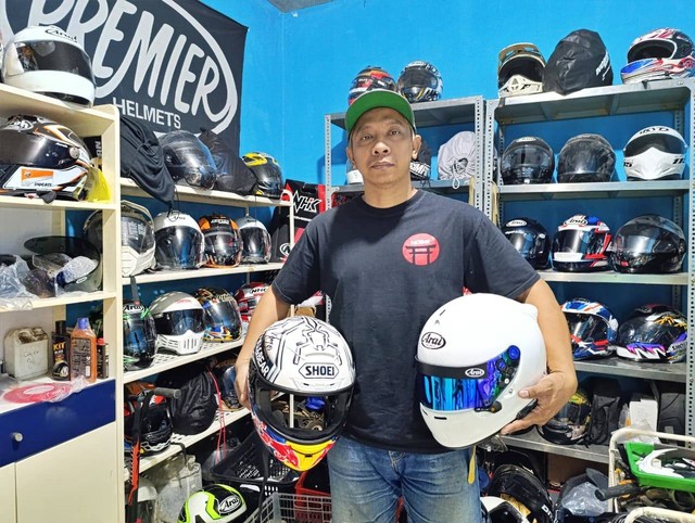 Aditya Wahyu Utama pemilik jasa reparasi helm, One DS Helmet di Petukangan, Jakarta Selatan. Foto: Fitra Andrianto/kumparan