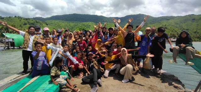 Mahasiswa KKN Anak Bangsa IX Universitas Ahmad Dahlan (UAD) Unit I.A.1 di Dusun Sorobali, Bima, NTB (Dok. Istimewa)