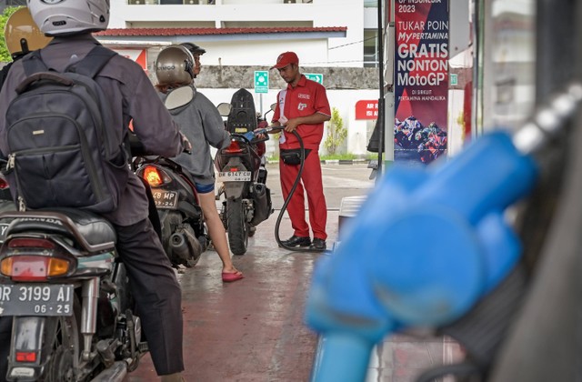 Petugas mengisi bahan bakar minyak ke kendaraan konsumen di SPBU 5483203, Mataram, NTB, Kamis (4/4/2024). Foto: ANTARA FOTO/Ahmad Subaidi